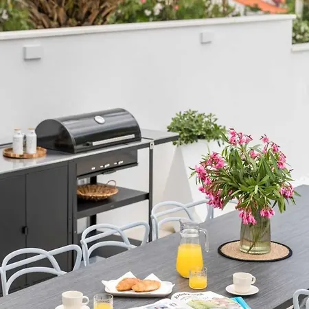 In Arbanija With Sea View, Terrace, Air Conditioning, Wifi 5139-2 아파트 *