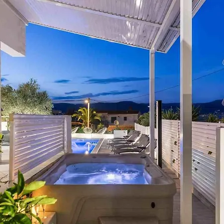 In Arbanija With Sea View, Terrace, Air Conditioning, Wifi 5139-2 아파트 *