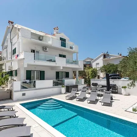 In Arbanija With Sea View, Terrace, Air Conditioning, Wifi 5139-2 아파트 트로기르