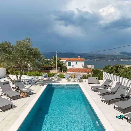 In Arbanija With Sea View, Terrace, Air Conditioning, Wifi 5139-2 Apartman