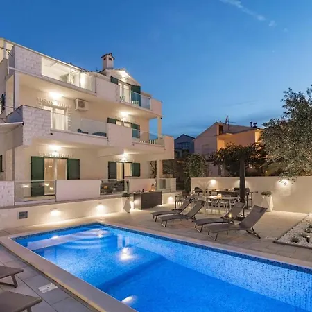 In Arbanija With Sea View, Terrace, Air Conditioning, Wifi 5139-2 شقة *