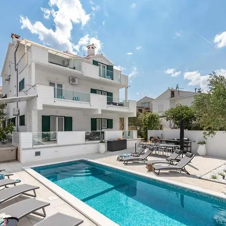 In Arbanija With Sea View, Terrace, Air Conditioning, Wifi 5139-2 تروغير