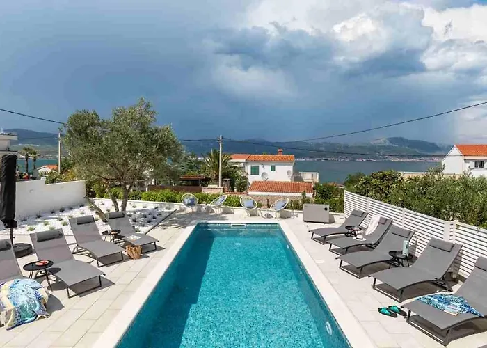 In Arbanija With Sea View, Terrace, Air Conditioning, Wifi 5139-2 公寓