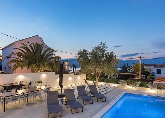 In Arbanija With Sea View, Terrace, Air Conditioning, Wifi 5139-2 * 特罗吉尔