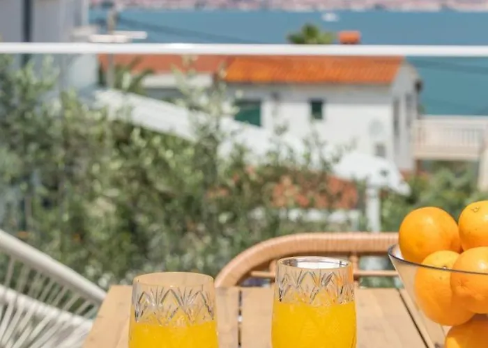In Arbanija With Sea View, Terrace, Air Conditioning, Wifi 5139-2 * 特罗吉尔