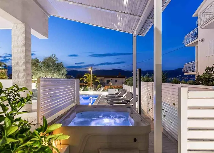 In Arbanija With Sea View, Terrace, Air Conditioning, Wifi 5139-2 公寓 *