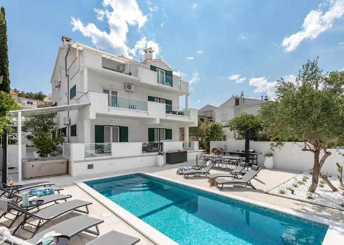 In Arbanija With Sea View, Terrace, Air Conditioning, Wifi 5139-2 特罗吉尔