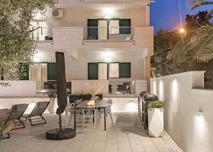 In Arbanija With Sea View, Terrace, Air Conditioning, Wifi 5139-2 公寓 *