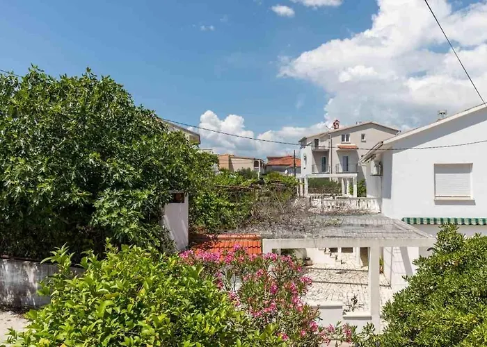 In Arbanija With Sea View, Terrace, Air Conditioning, Wifi 5139-2 公寓 特罗吉尔
