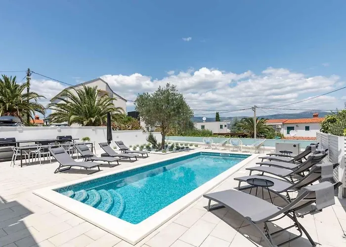 In Arbanija With Sea View, Terrace, Air Conditioning, Wifi 5139-2 特罗吉尔