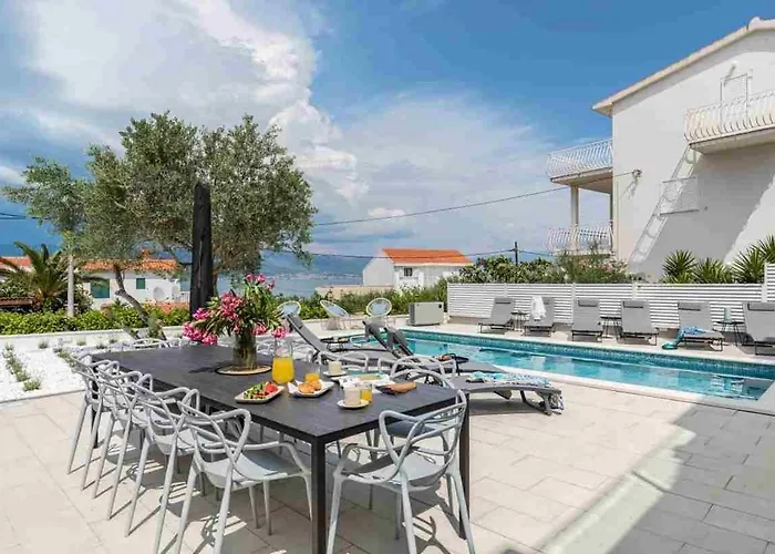公寓 In Arbanija With Sea View, Terrace, Air Conditioning, Wifi 5139-2 特罗吉尔